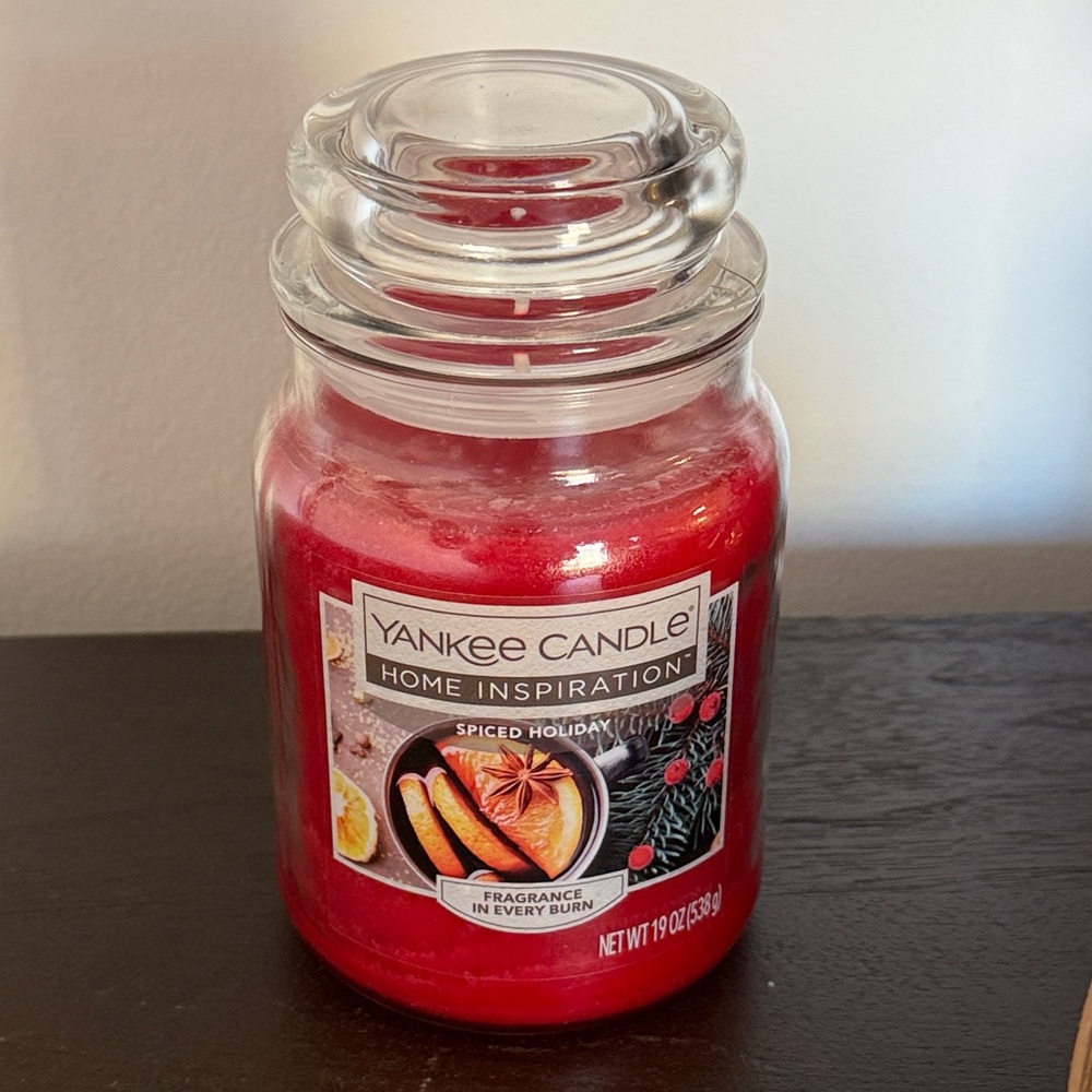 Yankee Candle Spiced Holiday Red Jar. 19 oz